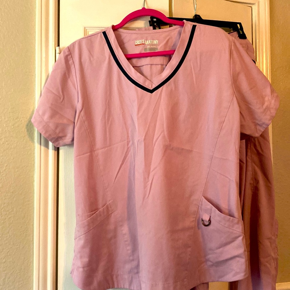 Scrub set XL top and PXL pants excellent condition light pink